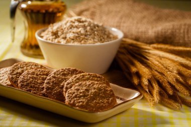 Yulaf ezmeli kurabiye ve yulaf ezmesi.