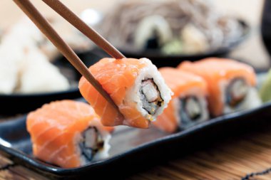Somon suşi ruloları, Japon yemekleri.