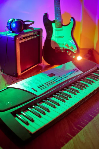 Muziekinstrumenten Versterkergitaar Keyboard — Stockfoto