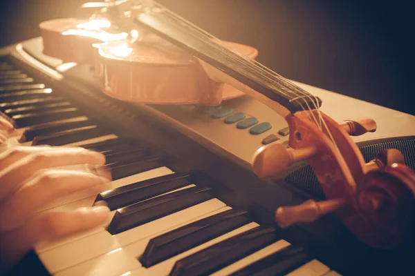 Músico Tocando Teclados — Foto de Stock