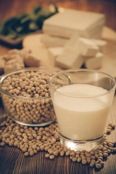 Soya fasulyesi, tofu ve diğer soya ürünleri.