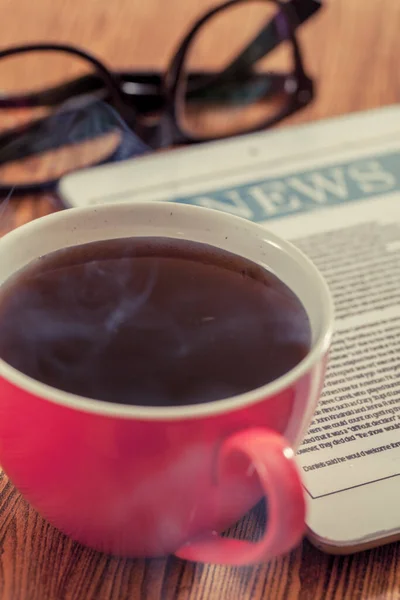 Morgennachrichten Mit Tablet Und Tasse Kaffee — Stockfoto