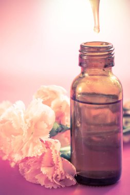 Aromaterapi, bitkisel ilaç ve damlatıcı.
