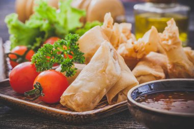 Kızarmış Çin böreği ve acı biber sosu..