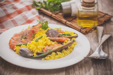 Paella geleneksel İspanyol deniz ürünleri.