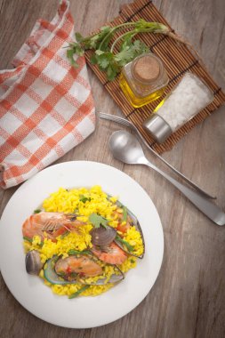 Paella geleneksel İspanyol deniz ürünleri.