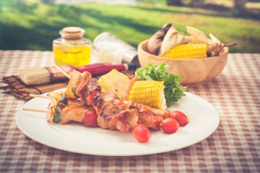 Yazın bahçede barbekü.
