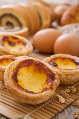 Yumurtalı tart kremalı tatlı.