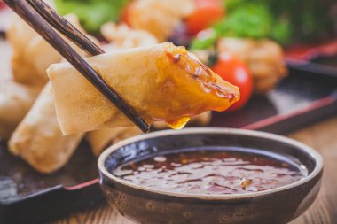 Kızarmış Çin böreği ve acı biber sosu..