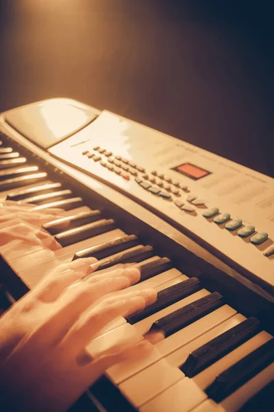 Músico Tocando Teclados — Foto de Stock