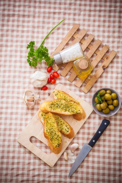 Ev yapımı sarımsaklı ekmek ve bitki.