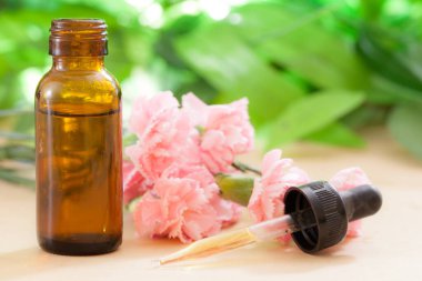 Aromaterapi, bitkisel ilaç ve damlatıcı.