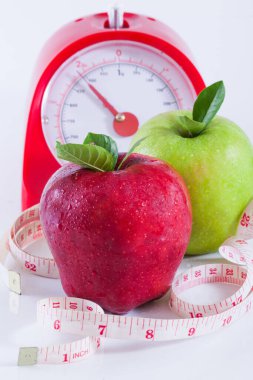 Elma ve ağırlıklar mezura ile