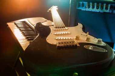 Gitar ve piyano klavyesi.