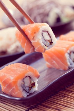 Somon suşi ruloları, Japon yemekleri.