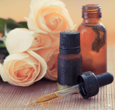 Aromaterapi, bitkisel ilaç ve damlatıcı.