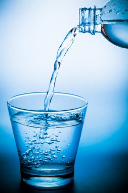 Su cama dökülüyor.