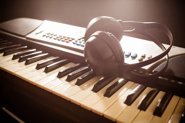 ヘッドフォン付きピアノキーボード — ストック写真