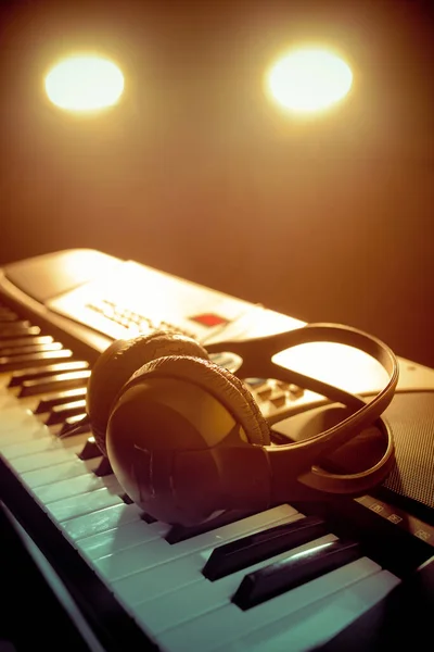 Teclado Piano Con Auriculares — Foto de Stock