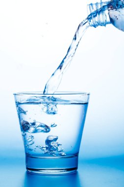 Su cama dökülüyor.