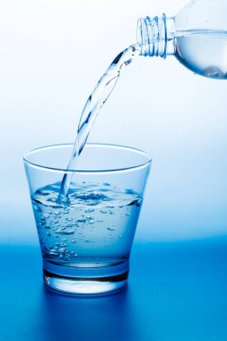 Su cama dökülüyor.