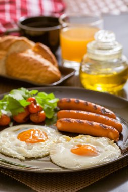 Kahvaltıda kızarmış yumurta.
