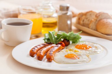 Kahvaltıda kızarmış yumurta.