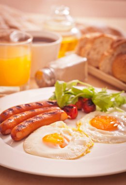 Kahvaltıda kızarmış yumurta.