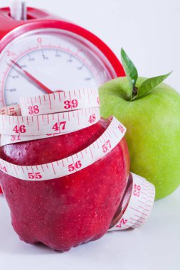 Elma ve ağırlıklar mezura ile