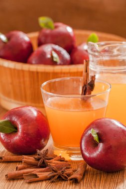 Elma sirkesi, sağlıklı içecek.