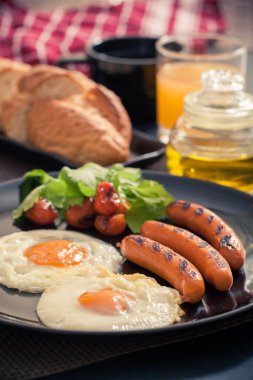 Kahvaltıda kızarmış yumurta.