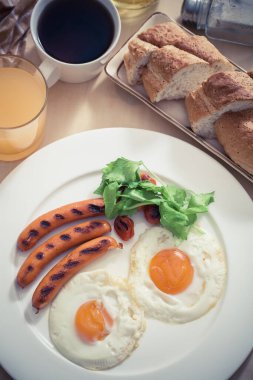 Kahvaltıda kızarmış yumurta.