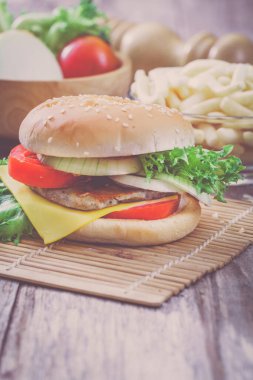 Hamburger ve malzemeler beyaz otlakta