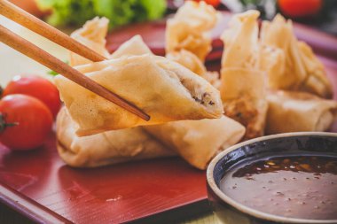 Kızarmış Çin böreği ve acı biber sosu..