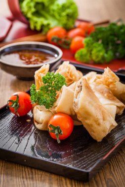 Kızarmış Çin böreği ve acı biber sosu..