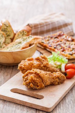 Tahta masada kızarmış tavuk.