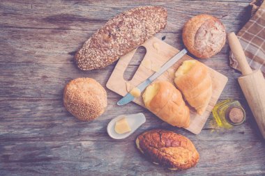 Ev yapımı ekmek ve tereyağı