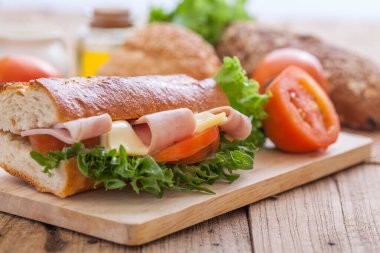 Ekmek ve sebzeli sandviç.