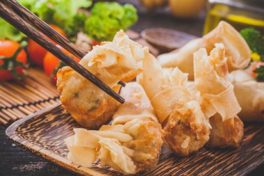 Kızarmış Çin böreği ve acı biber sosu..