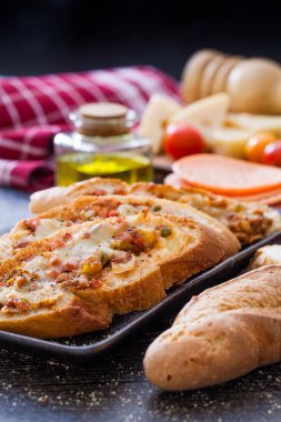 Mutfakta jambonlu pizza.