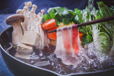 Sukiyaki için sığır eti ve domuz eti dilimleri.