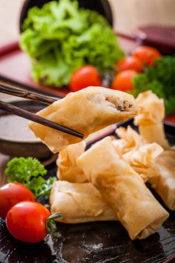 Kızarmış Çin böreği ve acı biber sosu..