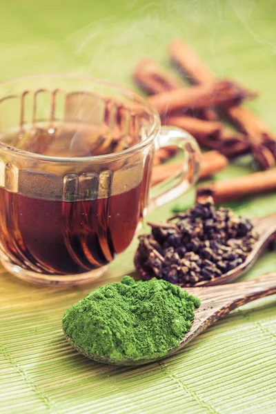 Зеленый Чай Ложка Сушеных Зеленых Чайных Листьев — стоковое фото
