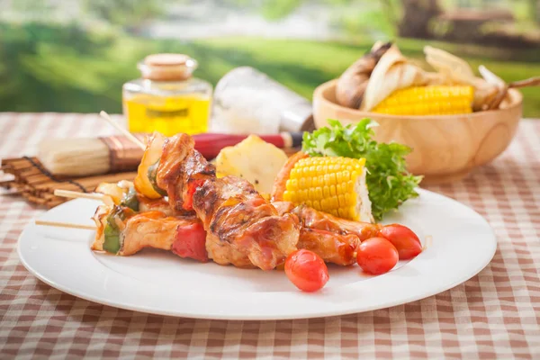 Yazın bahçede barbekü.