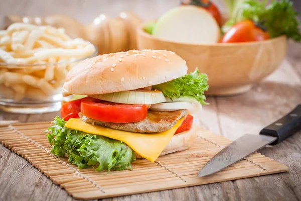 Hamburguesa Con Ingredientes Sobre Fondo Madera — Foto de Stock