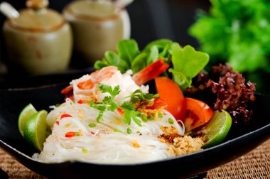 Karidesli baharatlı şehriye, Tayland yemeği.