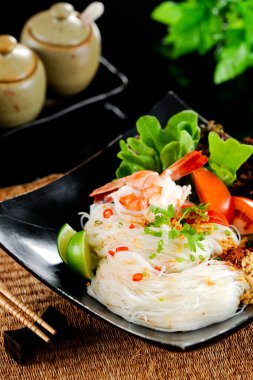 Karidesli baharatlı şehriye, Tayland yemeği.