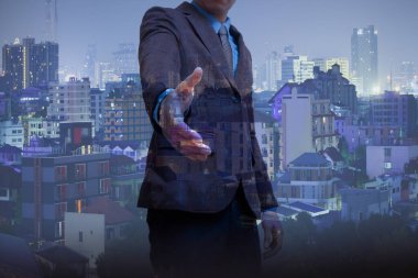 Takım elbiseli iş adamı tokalaşmaya hazır.