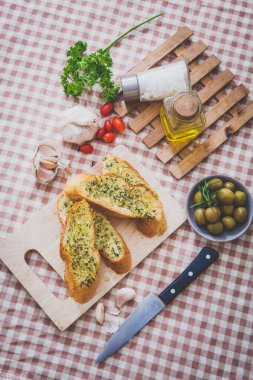 Ev yapımı sarımsaklı ekmek ve bitki.