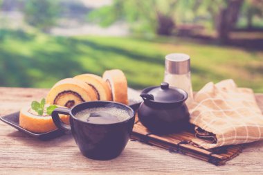 Sabah vakti bahçede kahve fincanı.